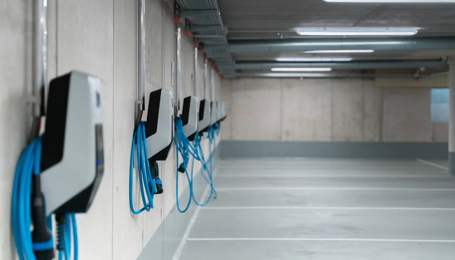 Mehrere installierte Wallboxen nebeneinander, gesteuert durch ein intelligentes Lastmanagement-System.