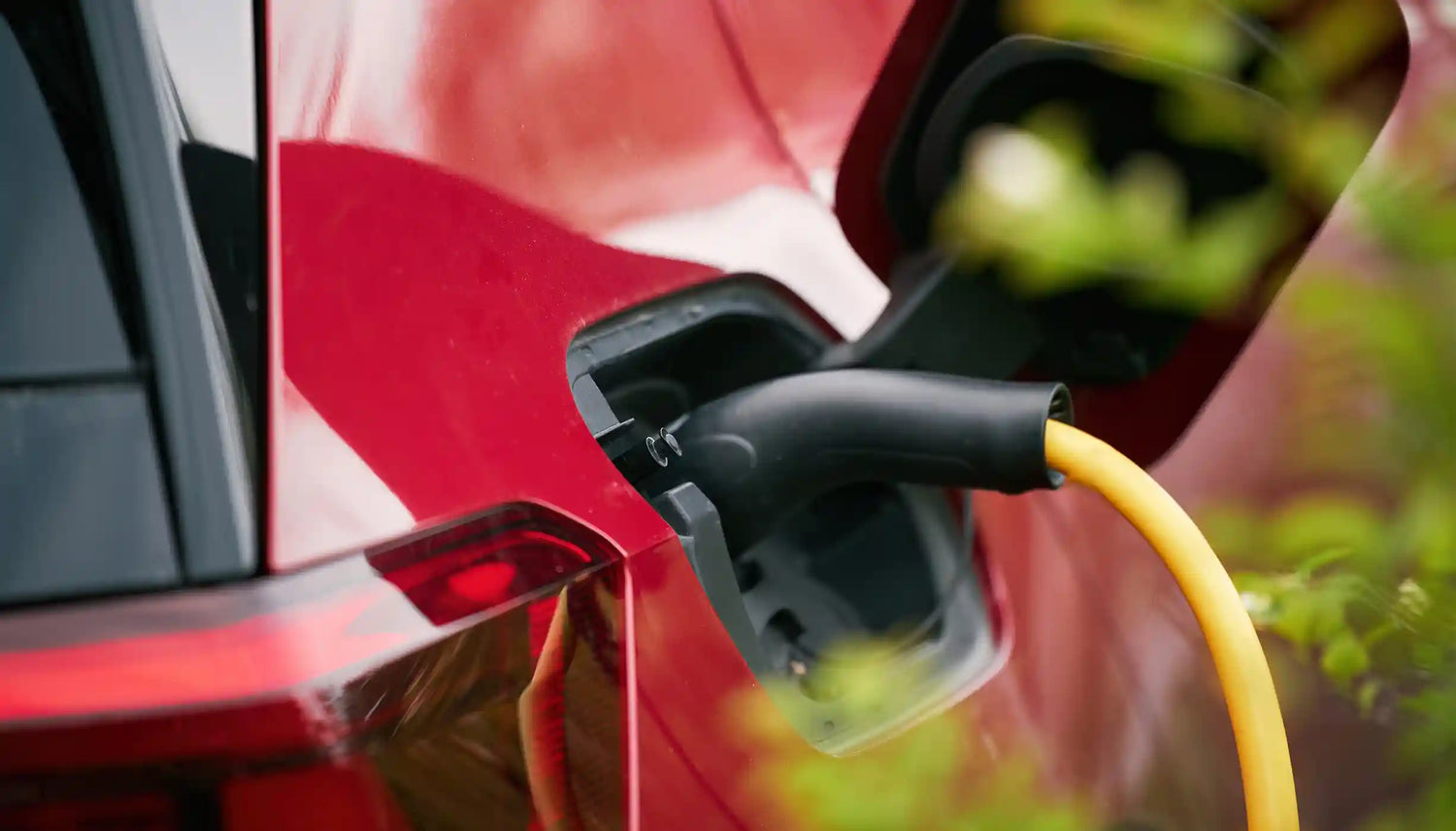 Ein E-Auto ist an eine bidirektionale Wallbox angeschlossen und speist überschüssige Energie in das Hausnetz ein.