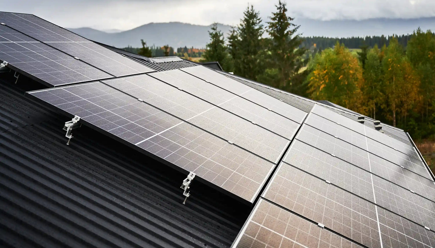 Schematische Darstellung einer Photovoltaikanlage mit Batteriespeicher und automatischer Umschalteinrichtung Power Switch zur Not- und Ersatzstromversorgung.