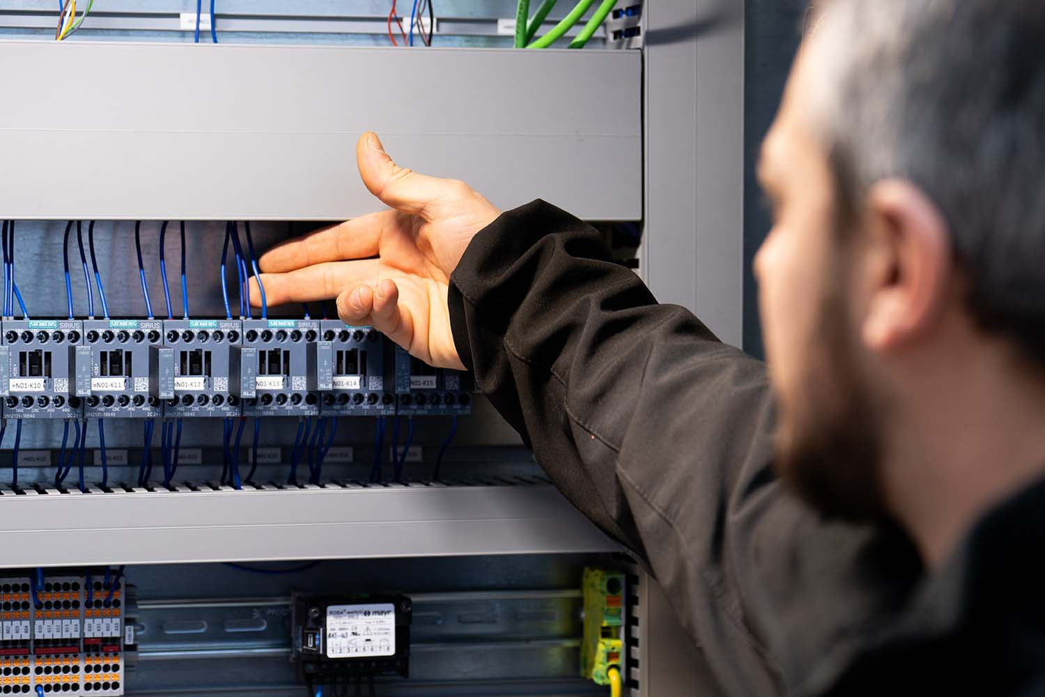 Elektrotechniker der SKA Elektrotechnik prüft und installiert Kabelverbindungen in einem Schaltschrank in Reutlingen