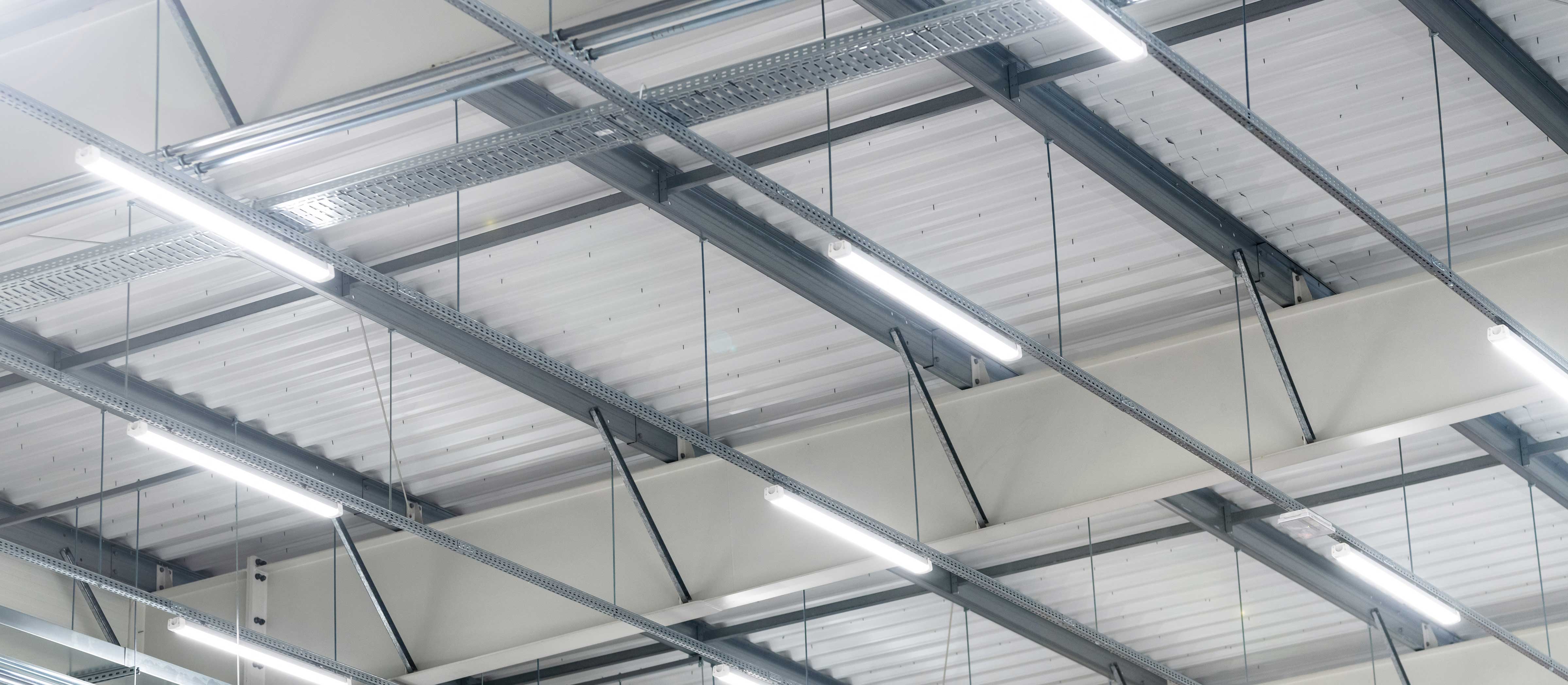 Gewerbehallenbeleuchtung mit energieeffizienten LED-Leuchten, installiert von SKA Elektrotechnik in Reutlingen