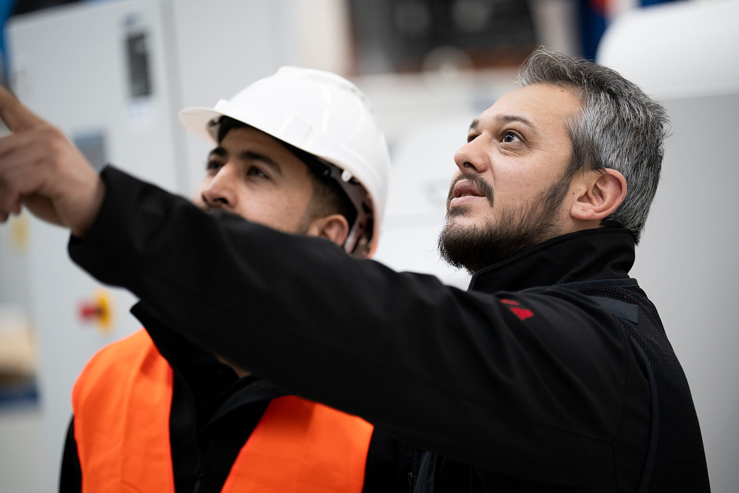 Techniker der SKA Elektrotechnik mit Sicherheitsweste und Helm bei der Inspektion einer Anlage in Reutlingen